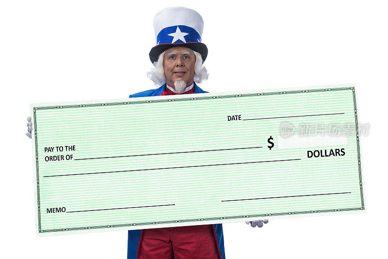 山姆大叔拿着一张大支票，站在一个白色的背景下，概念-减税/退税
